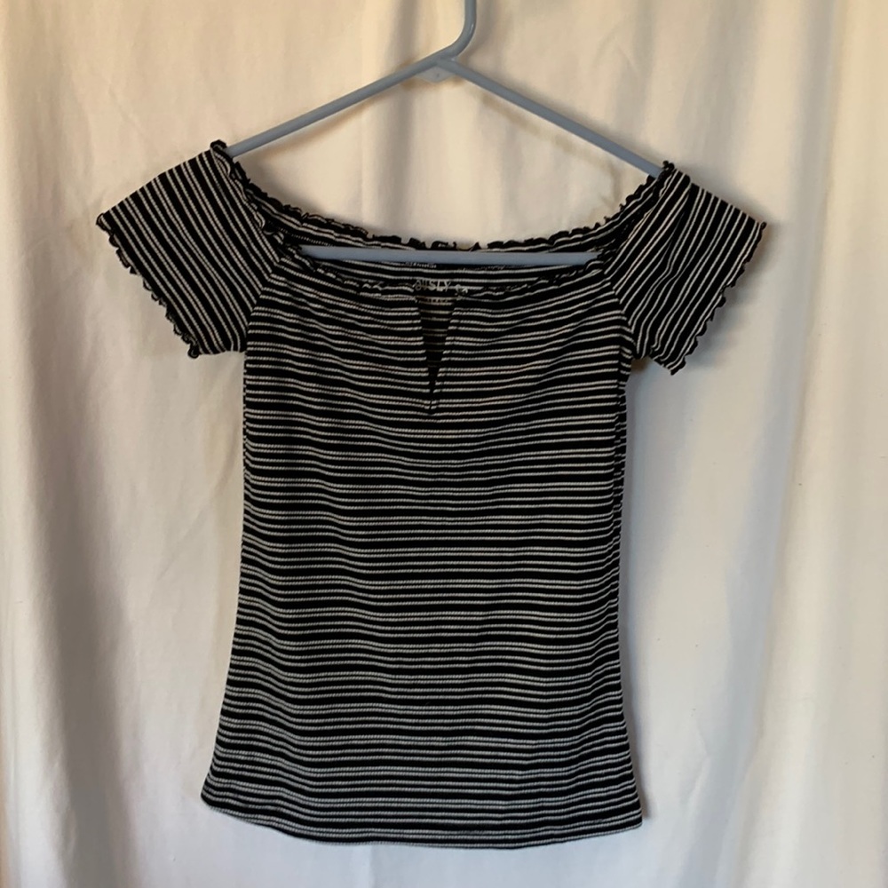Aero ruffle tank b/w v neck stripe